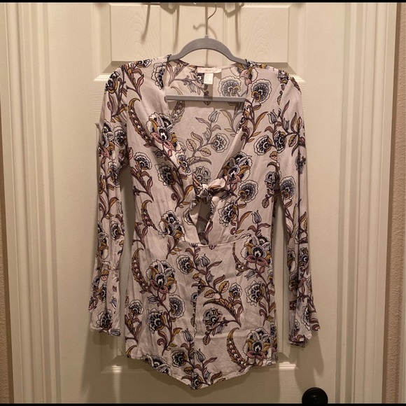 Chic Contemporary Floral Romper - Picture 2 of 4